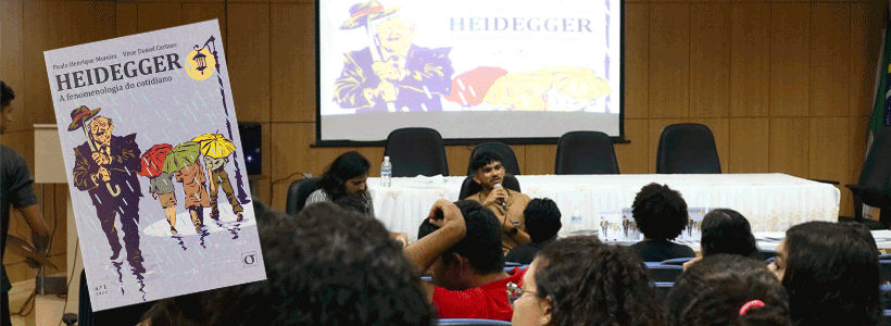 Evento de lançamento de Heidegger (Quadrosofia, vol. 1) em auditório lotado, com banner que expõe a capa da HQ
