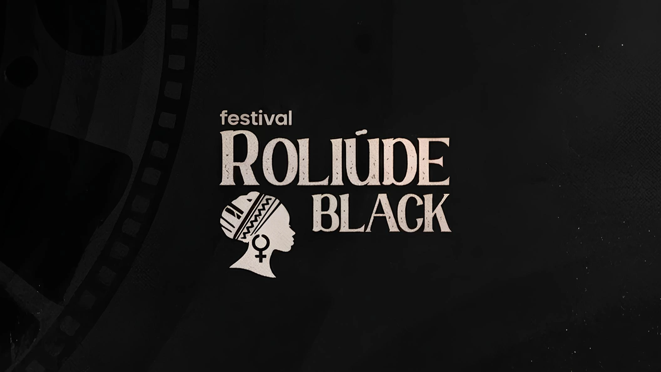 Cartaz o festival Roliúde Black, com o nome do evento e um esboço de uma mulher de origens negras sob um fundo todo preto.
