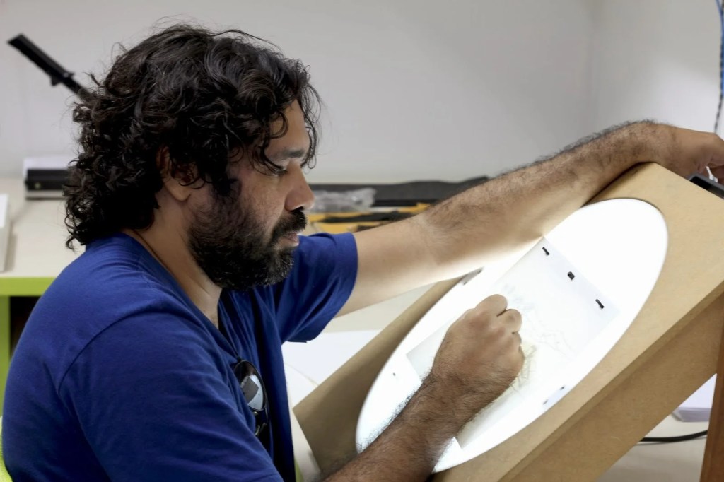 Cinema de animação no sertão da Paraíba: uma trajetória que chegou ao mundo 3 Fotografia do animador André Dias em seu ateliê de animação